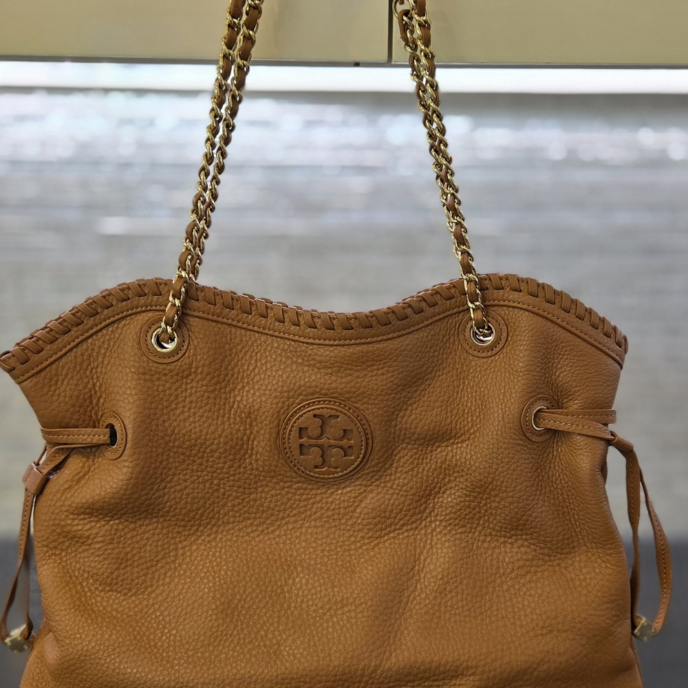 🎀 Tory Burch pebbled calfskin shoulder or crossbody bag